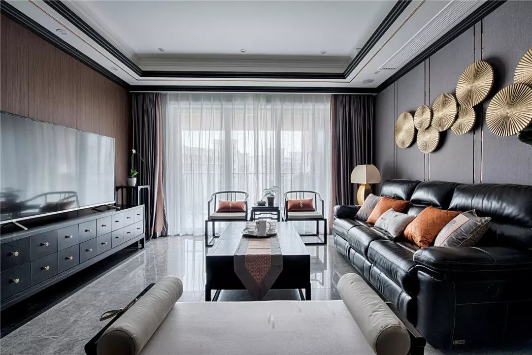红木新中式客厅超有档次，配上黑色皮沙发，时尚绝伦